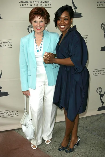 Tichina Arnold and Marion Ross — Stock Photo, Image