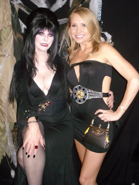 Elvira and Alana Curry At the Costume Couture Fashion Show. Boulevard3, Hollywood, CA. 10-24-07 — Stock Photo, Image
