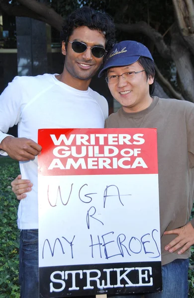 Masi Oka and Sendhil Ramamurthy at the Writers Guild of America Picket Line in front of Universal Studios. Universal City, CA. 12-11-07 — Stock Photo, Image