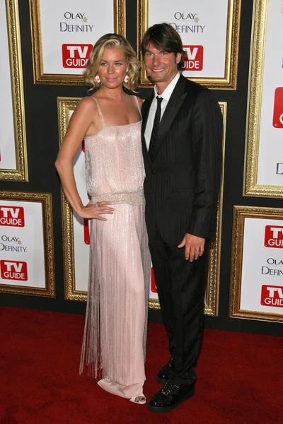 Rebecca Romijn e Jerry O 'Connell na TV Guide Emmy After Party de 2007. Les Deux, Hollywood, CA. 09-16-07 — Fotografia de Stock