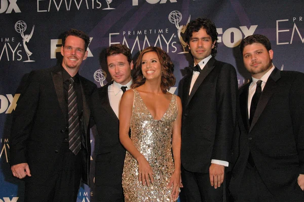 Eva Longoria and the cast of "Entourage" in the press room at the 59th Annual Primetime Emmy Awards. The Shrine Auditorium, Los Angeles, CA. 09-16-07 — Stock Photo, Image