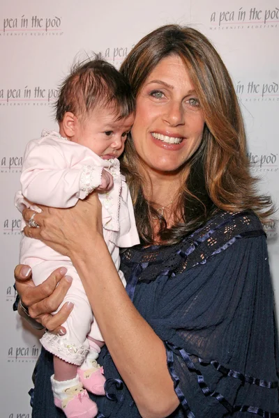 Lisa Cohen and daughter Ella at the a Pea in the Pod's 2008 Spring Summer Collection hosted by the Hot Moms Club. A Pea in the Pod, Beverly Hills, CA. 04-02-08 — Stock Photo, Image