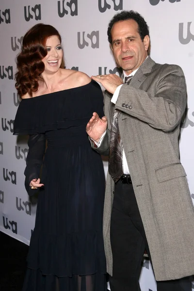 Debra Messing and Tony Shalhoub — Zdjęcie stockowe