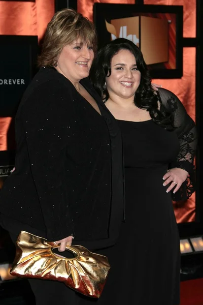 Nikki Blonsky en gast op de 13e jaarlijkse Critic's Choice Awards. Santa Monica Civic Auditorium, Santa Monica, Ca. 01-07-08 — Stockfoto