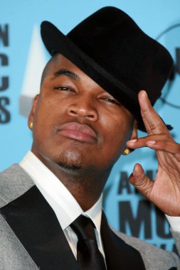 Ne-Yo 2007 Amerikan Müzik Ödülleri'nde basın odasında. Nokia Center, Los Angeles, Ca. 11-18-07