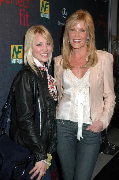 Kaley cuoco und paige adams-geller — Stockfoto