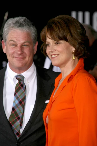 Jim Simpson e Sigourney Weaver alla prima mondiale di "Wall E". Teatro Greco, Hollywood, CA. 06-21-08 — Foto Stock