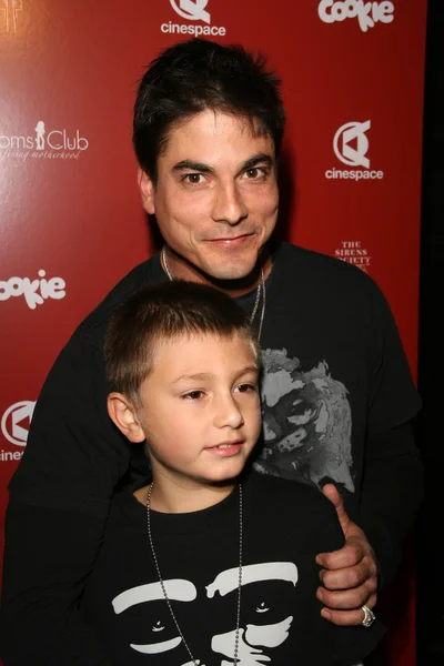 Bryan Dattilo și fiul său de la Hot Moms Club sunt încă recunoscători pentru evenimentul de caritate. Cinespace, Hollywood, CA. 11-29-07 — Fotografie, imagine de stoc