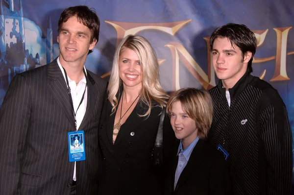 Luc Robitaille and family at the Los Angeles premiere of "Enchanted". El Capitan Theatre, Hollywood, CA. 11-17-07 — Stock Photo, Image