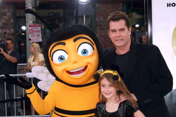 Ray Liotta y su hija Karsen en el estreno en Los Ángeles de "Bee Movie". Mann Village Theatre, Westwood, CA. 10-28-07 — Foto de Stock