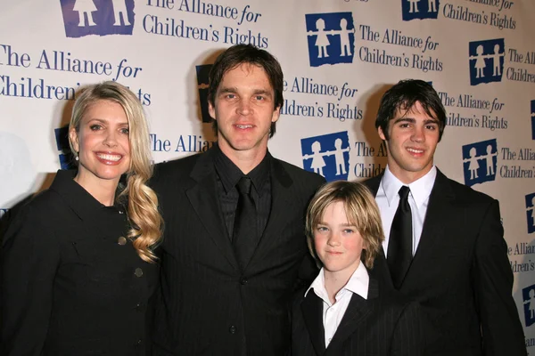 Luc Robitaille with Stacey Toten and family — Stockfoto