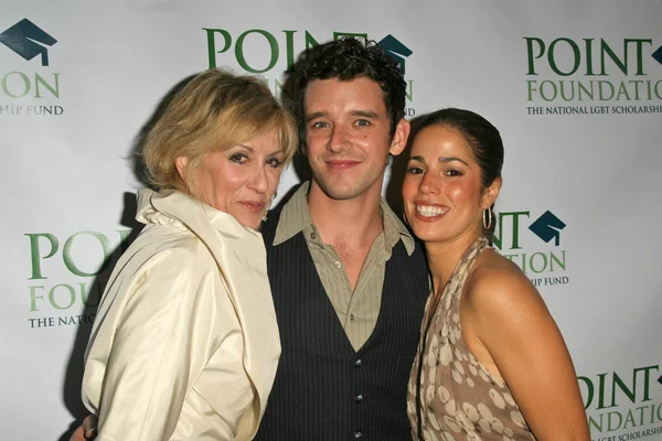 Judith Light con Michael Urie y Ana Ortiz — Foto de Stock