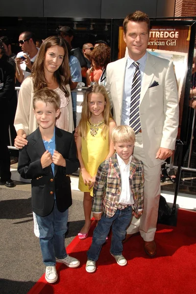 Chris ODonnell, esposa Caroline, hija Lily, hijos Charles y Christopher —  Fotos de Stock