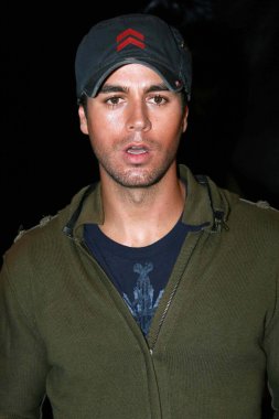 Enrique Iglesias-mağaza performans ve imzalama