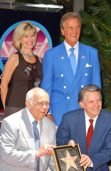 Debby boone en pat boone met johnny mike beteugelen verlenen — Stockfoto