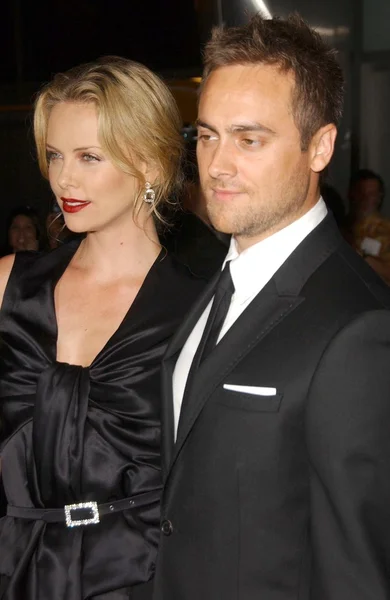 Charlize Theron y Stuart Townsend — Foto de Stock