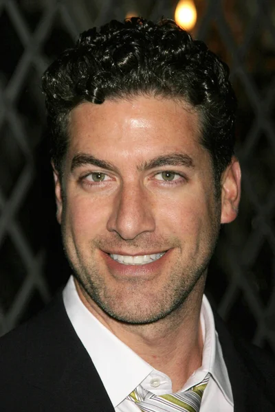 lloyd klein amiral gemisi mağaza açılış partisi