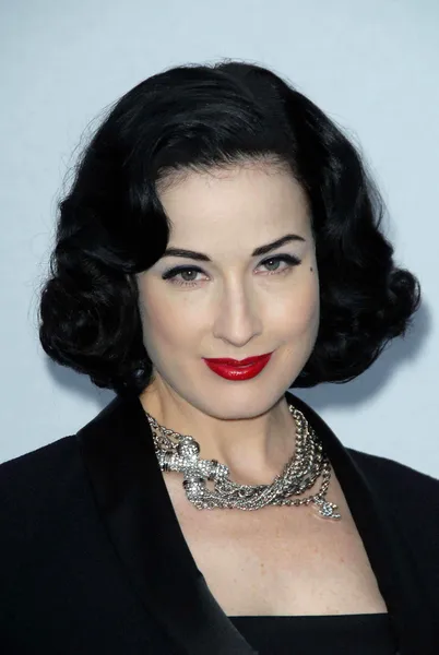 Dita von teese auf der chanel cruise show 2007 / 2008 moderiert von karl lagerfeld. Kleiderbügel 8, Santa Monica, ca. 18.05. — Stockfoto