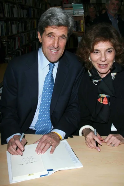 John Kerry e Teresa Heinz Kerry promovem "Este momento na Terra " — Fotografia de Stock