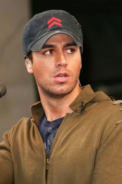 Enrique Iglesias-mağaza performans ve imzalama