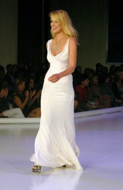 Katherine heigl 2006 gm 10 moda şovunda içinde. Paramount studios, hollywood, ca. 02 / 20 / 07