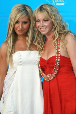 Ashley Tisdale, Jennifer Tisdale