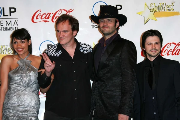 Rosario dawson och quentin tarantino med robert rodriguez och freddy rodriguez — Stockfoto