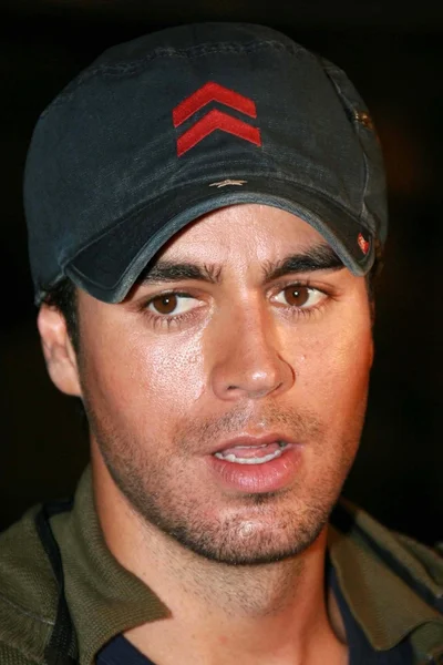 Enrique Iglesias Desempenho e assinatura na loja — Fotografia de Stock