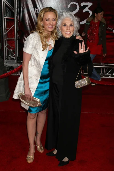VIrginia Madsen and her mother — Stock Photo, Image