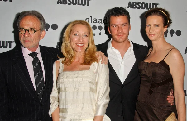 Ron rifkin mit patricia wettig und balthazar getty und rachel griffiths — Stockfoto