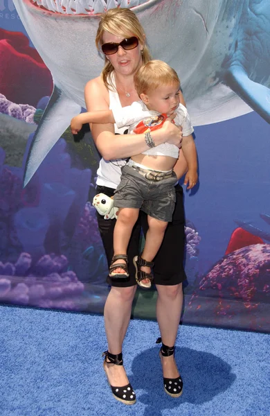 Abertura da Disneylândia "Encontrando Nemo viagem submarina " — Fotografia de Stock