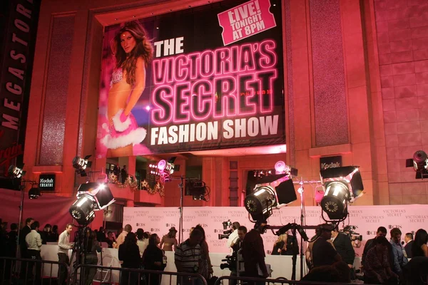 Victoria's secret fashion Pokaż przyjazdy — Zdjęcie stockowe