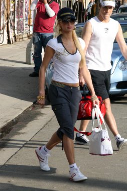 Paris hilton adlı bir fotoğraf çekmek için fila