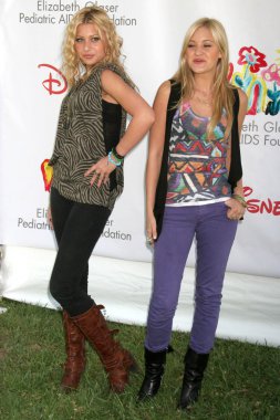 Alyson Michalka, Amanda Michalka