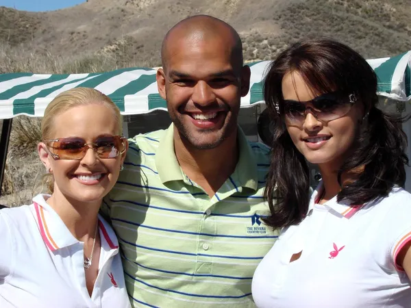 Katie lohmann met amaury nolasco en karen mcdougal op de 7de jaarlijkse playboy golf scramble championship finals. verloren ravijnen golf club, simi valley, ca. 03-30-07 — Stockfoto