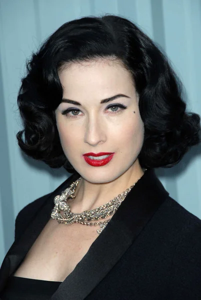 Dita Von Teese al Chanel Cruise Show 2007 / 2008 Presentato da Karl Lagerfeld. Hanger 8, Santa Monica, CA. 05-18-07 — Foto Stock