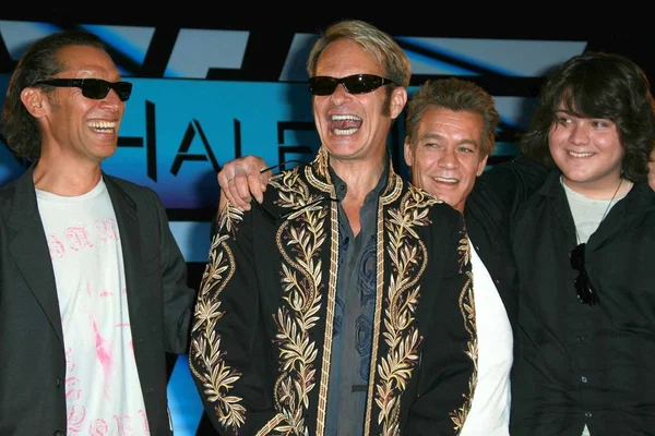 Alex van halen und david lee roth mit eddie van halen und wolfgang van halen bei der Pressekonferenz der van halen reunion tour. Vier Jahreszeiten Hotel, los angeles, ca. 13-08-07 — Stockfoto