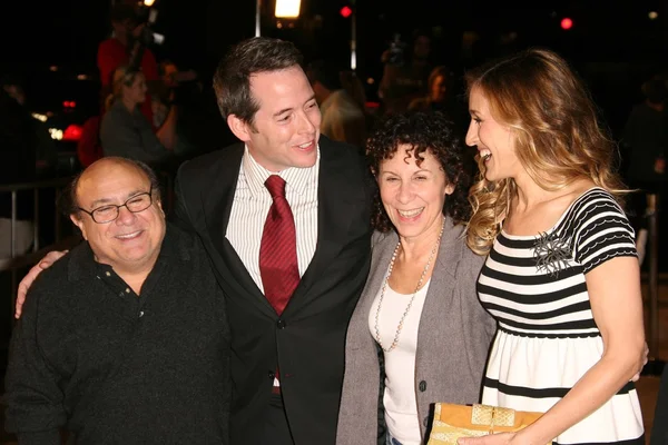 Danny DeVito and Matthew Broderick with Rhea Perlman and Sarah Jessica Parker — Stock Photo, Image