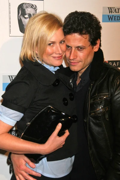 Alice evans en ioan gruffudd op de bafta la tea party. vier seizoenen hotel, los angeles, ca. 01-14-07 — Stockfoto