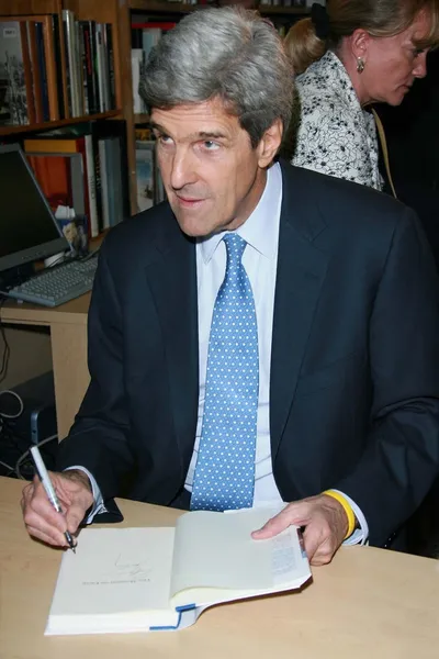 John kerry och teresa heinz kerry främja "denna stund på jorden" — Stockfoto