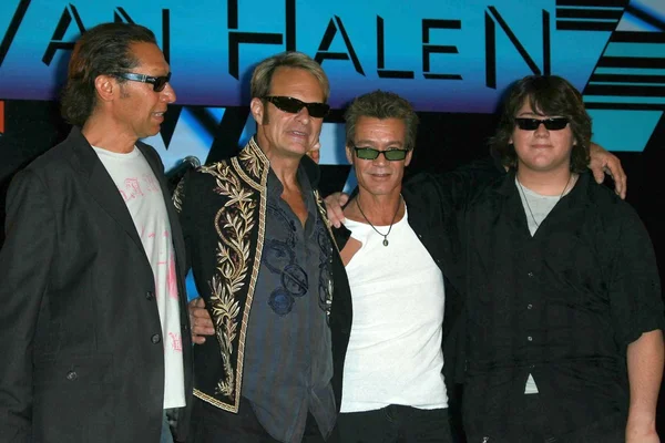 Alex Van Halen e David Lee Roth com Eddie Van Halen e Wolfgang Van Halen na Van Halen Reunion Tour Press Conference. Four Seasons Hotel, Los Angeles, CA. 08-13-07 — Fotografia de Stock