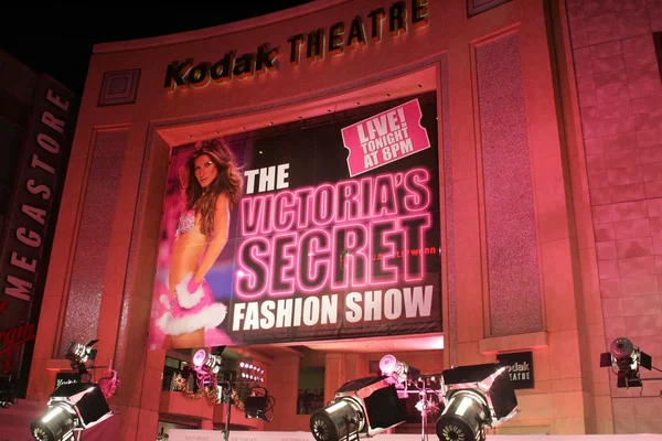 Victoria's secret fashion Pokaż przyjazdy — Zdjęcie stockowe