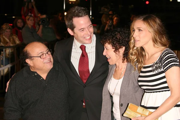 Danny DeVito and Matthew Broderick with Rhea Perlman and Sarah Jessica Parker — Stock Photo, Image