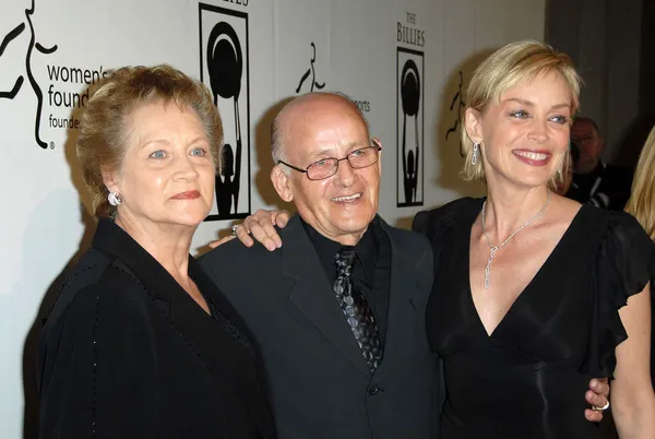 莎朗 · 斯通和她的父母 — 图库照片