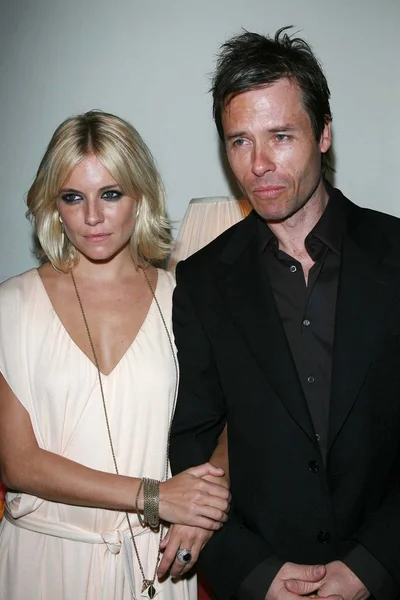 Sienna miller en guy pearce — Stockfoto