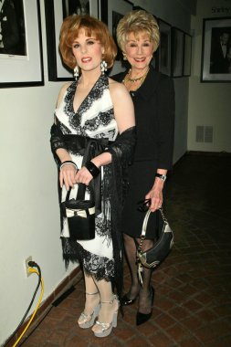 kat kramer ve kathy kramer murray, fred, garrett segal mauro kafe. Fred segal kafe, los angeles, ca. 02-08-07