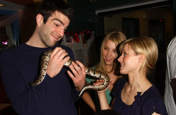 Zachary Quinto with Ashley Benson and Kristen Bell — Stock Photo, Image