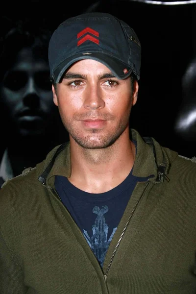 Enrique Iglesias-mağaza performans ve imzalama