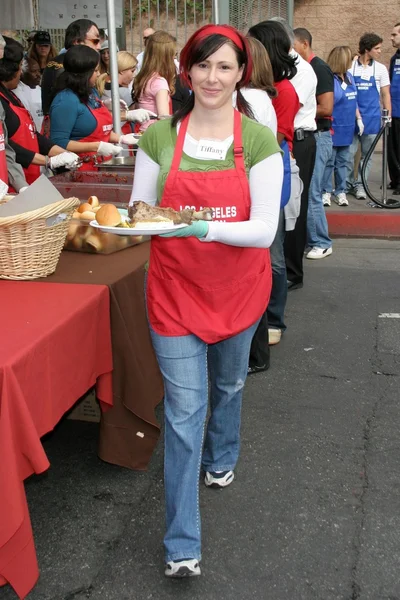 Los angeles mission thanksgiving måltid för hemlösa — Stockfoto