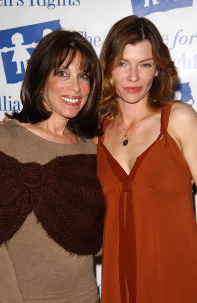 Kate Linder and Stephanie Niznik at the Dinner With Friends Cocktail Party benefiting the Alliance for Childres Rights. Eight-18, Toluca Lake, CA. 04-24-07 — Zdjęcie stockowe